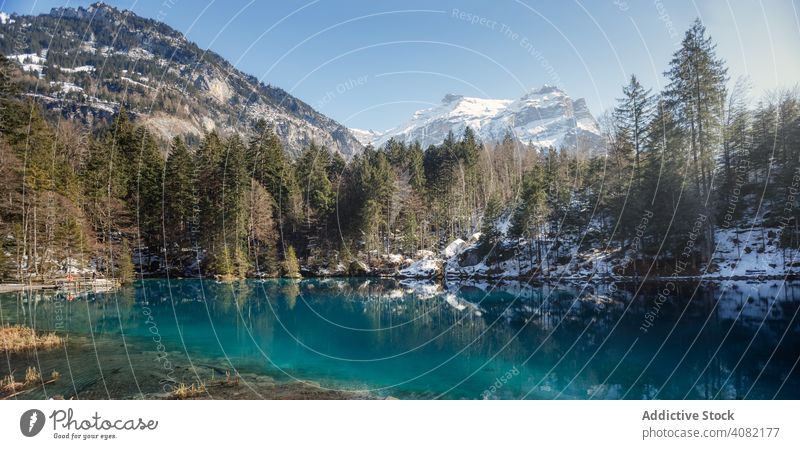 Ruhiger blauer See in verschneiten Bergen Resort Schweiz Landschaft Natur Schnee azurblau Wasser reisen Wald Winter Tal malerisch Tourismus Frieden Gelassenheit
