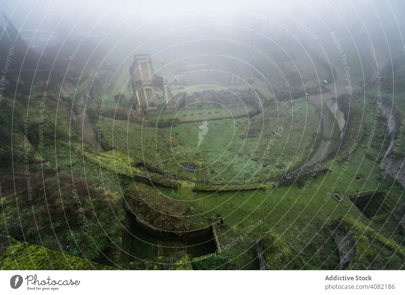 Majestätischer Blick auf antike Ruinen im Nebel moosbedeckt Landschaft Volterra Italien malerisch Natur schön grün panoramisch Stein felsig Feld Tal Überreste