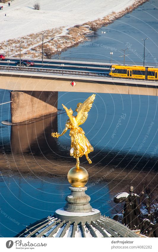 Dresden im Winter: Engel auf Zitruspresse in Farbe Starke Tiefenschärfe Sonnenlicht Lichterscheinung Kontrast Schatten Tag Textfreiraum oben Textfreiraum rechts