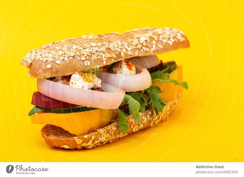 Hausgemachtes Gemüse-Sandwich Belegtes Brot Lebensmittel Vegetarier Entzug Tomate Zwiebel Rübe Spinat Eier Zucchini selbstgemacht Diät Frischkäse