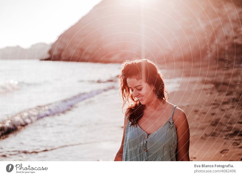 junge schöne Frau zu Fuß durch den Strand bei Sonnenuntergang. Entspannen und Urlaub Konzept niedlich Model Ufer frisch Spaziergang Licht Tourismus Bewegung
