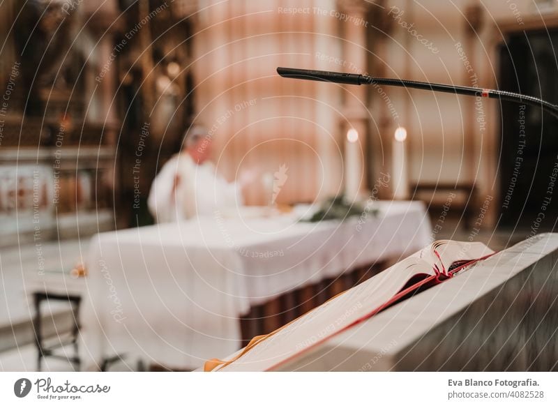 unerkennbar Priester während einer Hochzeitszeremonie nuptial Messe. Konzept Religion. Selektiver Fokus Jesus Ritual Protestant modern göttlich Tasse