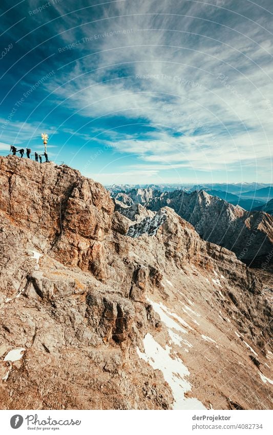 Zugspitze mit Gipfelkreuz und KletterInnen Schneelandschaft Strukturen & Formen Österreich Umweltbilanz Umweltsünder Zerstörung Gletscher Schneebedeckte Gipfel