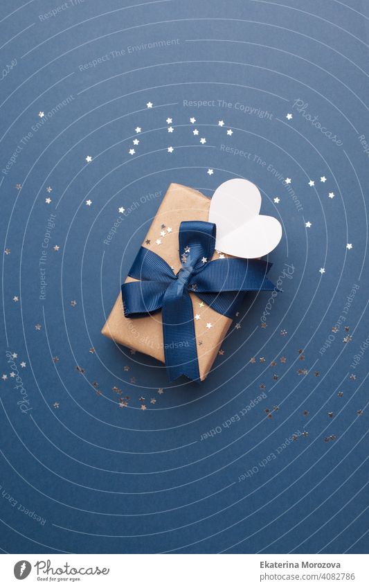 Blaues Thema Handwerk Geschenkbox Geschenk mit klassischen blauen Band und weißes Herz Form Tag für glückliche Väter Tag Nachricht, Urlaub, xmas, Weihnachten 2021 Banner, Flyer, Coupon