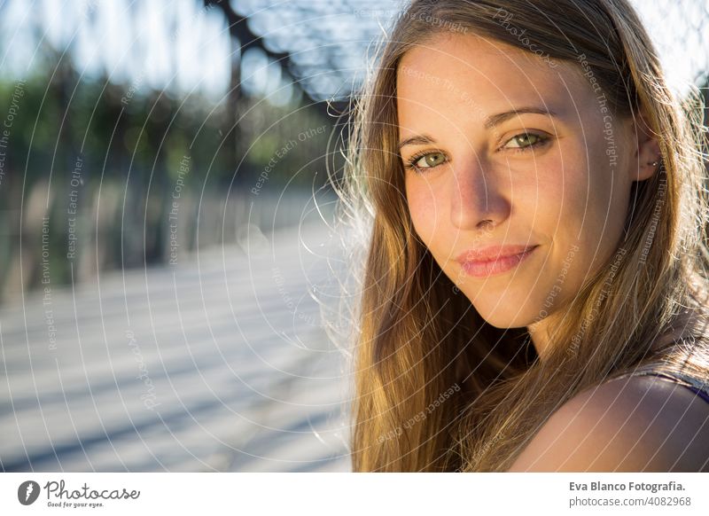 Außenporträt einer schönen jungen Frau Porträt im Freien Glück blond blaue Augen Brücke Sommer sonnig Behaarung Fröhlichkeit Lifestyle Gesicht Sonne Spaß weiß