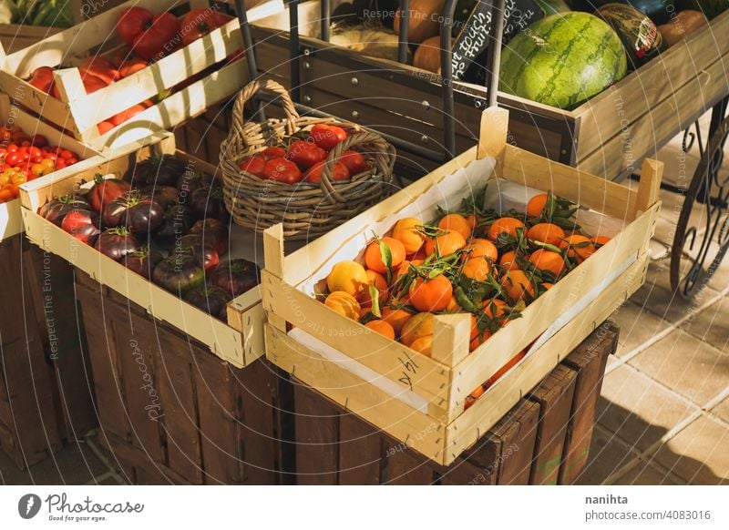 Selbstbedienungs-Obstladen mit vielen Bio-Produkten Verkaufswagen Laden Frucht Gemüse Markt organisch lecker Varieté Tomaten Clementinen Zitrusfrüchte Früchte