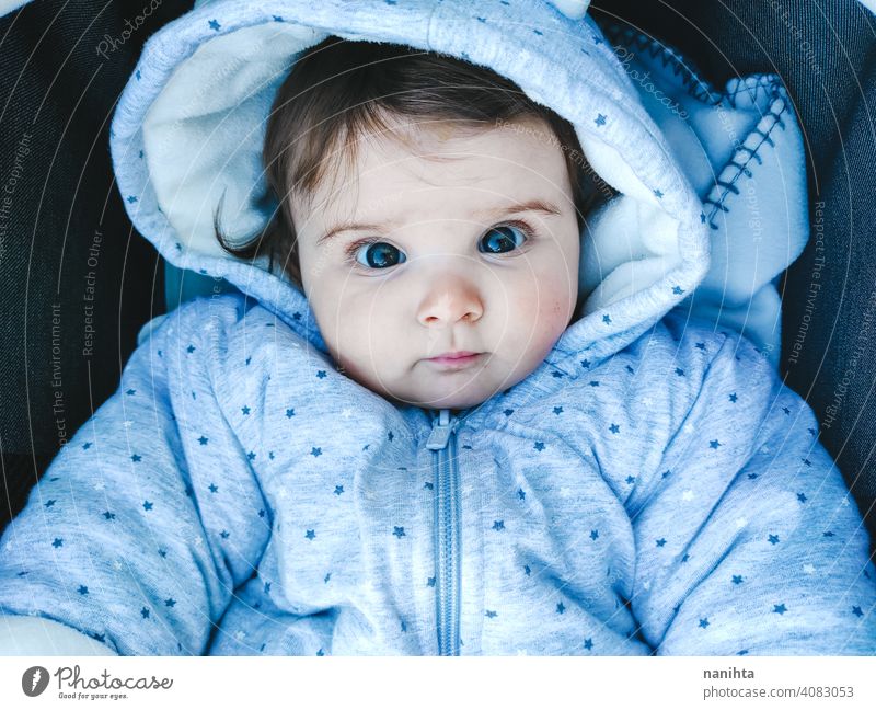 Lovely Porträt eines 8 Monate Baby Mädchen niedlich lieblich neugeboren Leben warm gemütlich Kapuze Kapuzenpulli Kindheit Familie kleines Mädchen