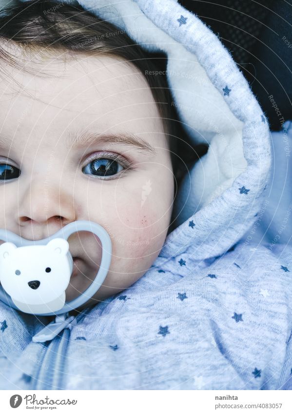 Lovely Porträt eines 8 Monate Baby Mädchen niedlich lieblich neugeboren Leben warm gemütlich Kapuze Kapuzenpulli Kindheit Familie kleines Mädchen