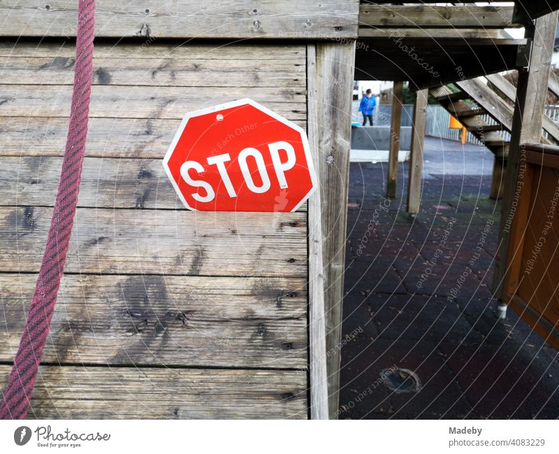 Stoppschild im Holzspalt eines Klettergerüst auf dem Schulhof der Grundschule in Wettenberg Krofdorf-Gleiberg bei Gießen in Hessen Stopschild Verkehr