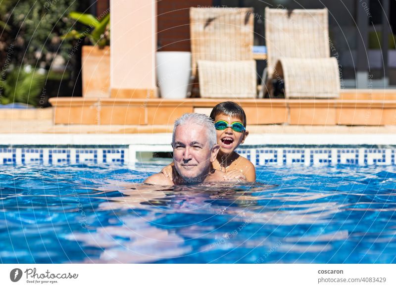 Opa und Enkel spielen auf einem Schwimmbad im Sommer aktiv Aktivität Erwachsener Baby Junge Kaukasier heiter Kind Kindheit älter genießen Genuss Familie Vater