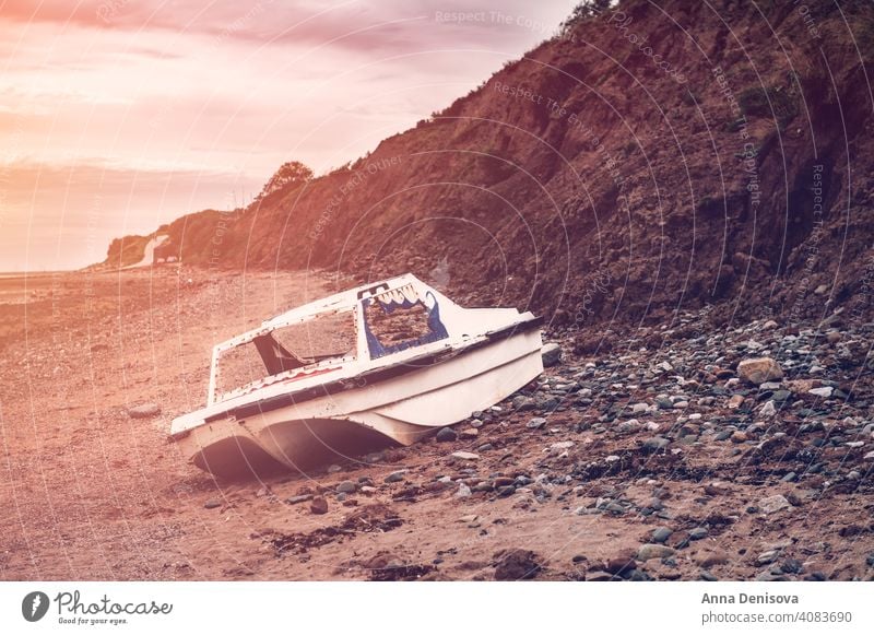 Altes rostiges Boot am Strand von Thurstaston bei Ebbe thurstaston Wirral Halbinsel Merseyside England Großbritannien bewölkter Tag Feiertag staycation outback