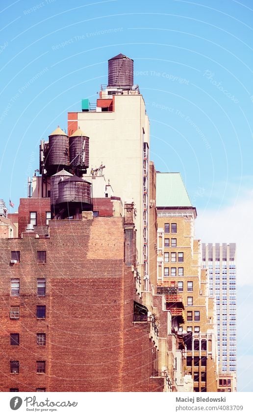 Wassertürme auf New Yorker Gebäuden, farbige Tonung aufgetragen, USA. nyc Großstadt New York State Wasserturm Manhattan retro Haus Appartement wohnbedingt