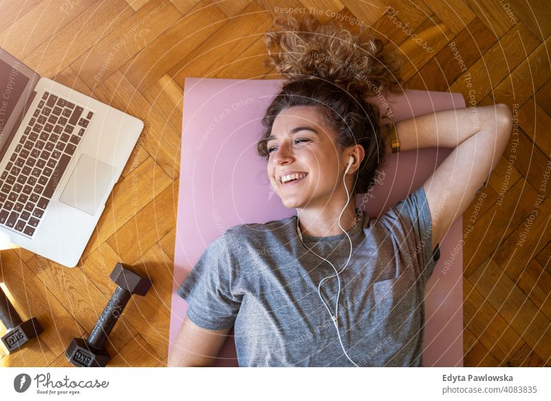 Junge Frau macht Fitness-Übung zu Hause Gerät Training Trainingsmatte Fitnessstudio passen Spaß Sport Gesundheit Stock Yoga aktiv Glück Lächeln heiter