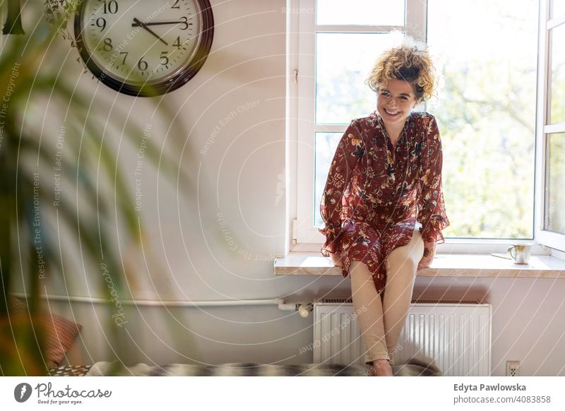Entspannte Frau zu Hause sitzen am Fenster Glück Lächeln heiter Appartement Freizeit Schlafzimmer heimwärts Raum allein eine Menschen Kaukasier Erwachsener