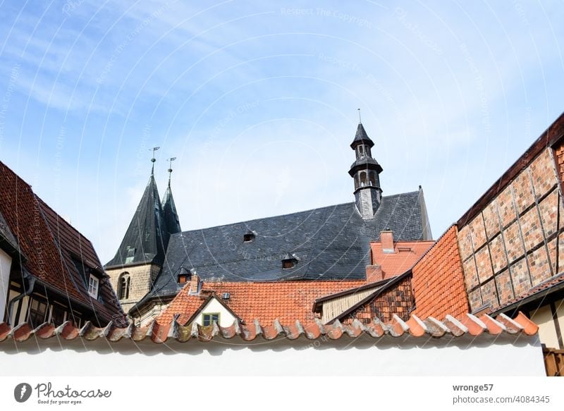 Dach und Westturm der Kirche St. Blasii in Quedlinburg Kirchturm Kulturkiche Sakralbau Zwillingshelme Architektur Religion & Glaube Außenaufnahme Gebäude
