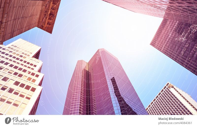 Blick auf Manhattan Wolkenkratzer, Farbe getönten Bild, New York City, USA. Großstadt New York State Büro Gebäude Business rosa purpur blau nachschlagen nyc neu