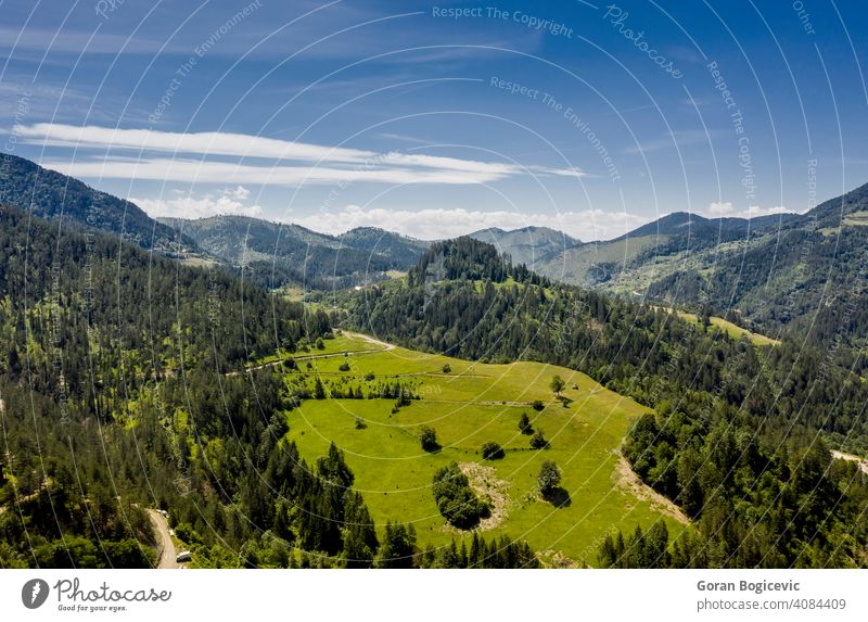 Luftaufnahme am Tara-Bergwald in Serbien Antenne schön nadelhaltig Dröhnen Evergreens fliegen Wald grün Landschaft Berge u. Gebirge natürlich Natur im Freien