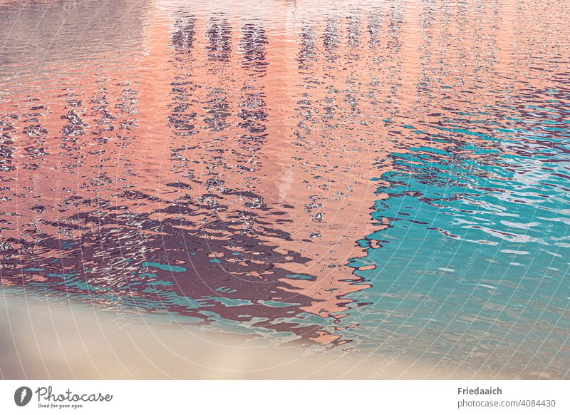 Häuserspiegelung im Fluss Spiegelung im Wasser farbenfroh farbig Reflektion Blauer Himmel bewegtes Wasser charming interessant Menschenleer Vogelperspektive