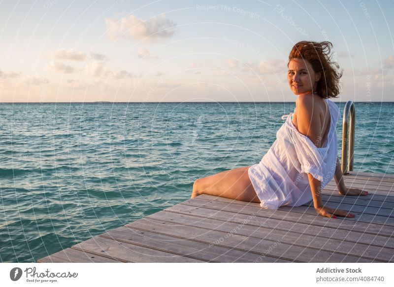 Junge Frau auf Pier in der Nähe von Meer Porträt schön sich[Akk] entspannen attraktiv Tourismus Lifestyle horizontal Textfreiraum Ausflug hübsch Urlaub