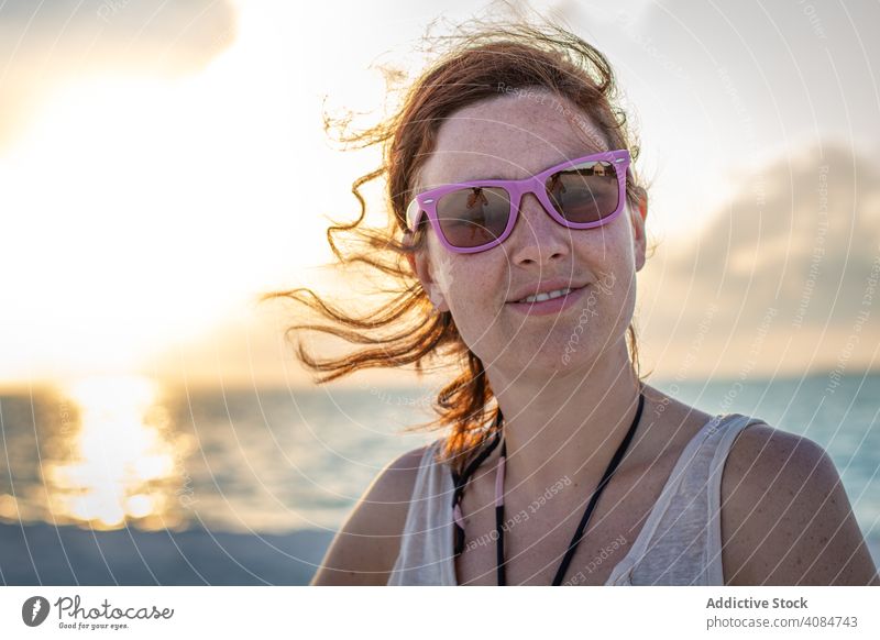 Frau mit Sonnenbrille am Strand Porträt schön sich[Akk] entspannen attraktiv Tourismus Lifestyle horizontal Textfreiraum Ausflug hübsch Urlaub Malediven