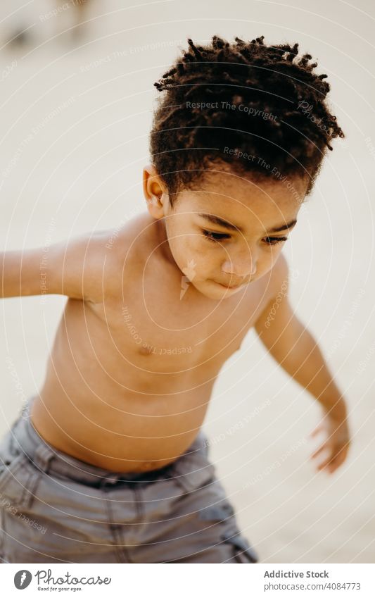 Schwarzer Junge spielt am Strand MEER Spielen Spaß Sommer Wasser ohne Hemd Barfuß Kind Geschwister Glück Wochenende Lifestyle Freizeit Ufer Küste Meer nass
