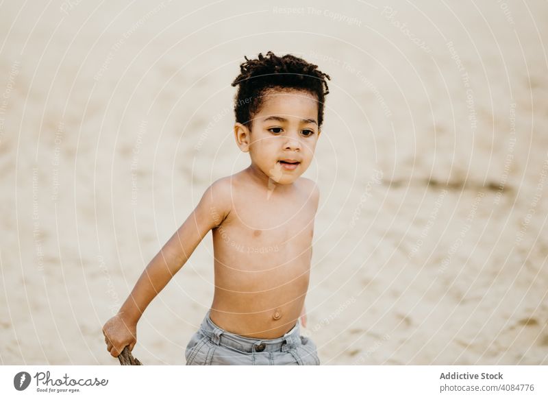 Schwarzer Junge spielt am Strand MEER Spielen Stöcke Spaß Sommer Wasser ohne Hemd Barfuß Kind Geschwister Glück Wochenende Lifestyle Freizeit Ufer Küste Meer