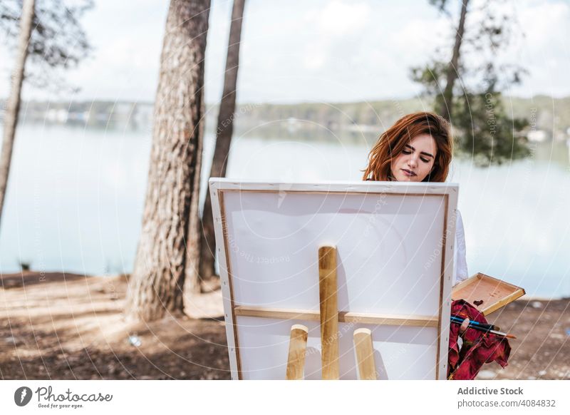 Junge Frau malt auf dem Lande Künstler Natur Malerei See Staffelei Palette Landschaft Sommer Lifestyle Freizeit lässig fokussiert konzentriert Fähigkeit Talent