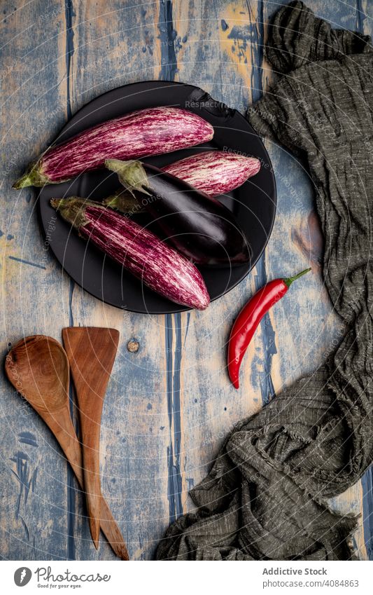 Reife Auberginen auf schäbiger Tischplatte Gewebe reif frisch rustikal Lebensmittel Gesundheit Gemüse Veganer Bestandteil roh Diät Stoff Serviette verwittert