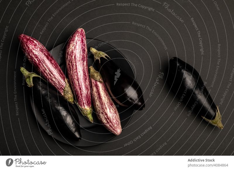 Reife Auberginen auf schwarzer Tischplatte Gewebe reif frisch rustikal Lebensmittel Gesundheit Gemüse Veganer Bestandteil roh Diät Stoff Serviette verwittert