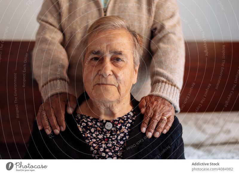 Älteres Ehepaar im Inneren ihres Hauses Paar älter Senior alt Porträt traurig reif Familie Frau Kaukasier männlich gealtert Ruhestand Alzheimer Menschen