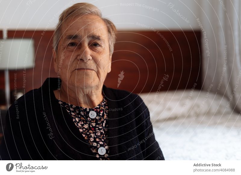 Porträt einer älteren Frau Alzheimer alt Großmutter Senior Person Krankheit Ruhestand Demenz allein Hintergrund in den Ruhestand getreten Rentnerin nachdenklich