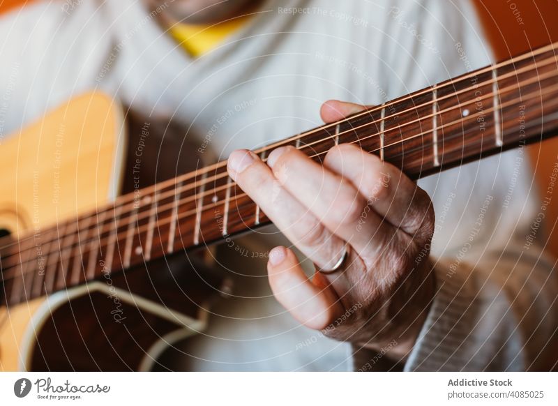 Detail eines gitarrespielenden Mannes Gitarre Spielen Musiker akustisch Nahaufnahme Instrument alt Detailaufnahme Hand Spieler Musical Schnur Konzert Akkord