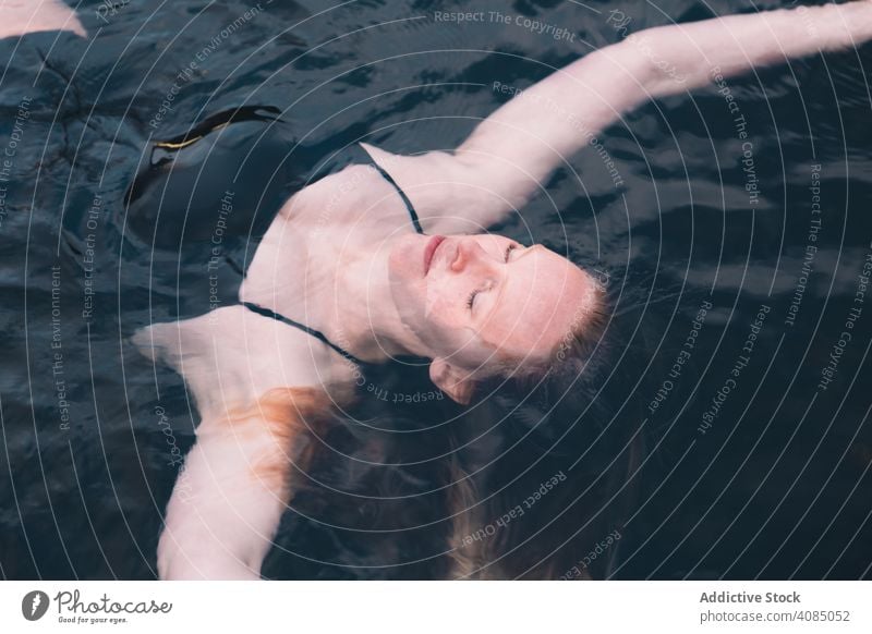 Frau schwimmt im Pool zwischen den Ländern Schwimmsport Land wild jung aussruhen Wasser Oberfläche Erholung Natur Freizeit Lifestyle sich[Akk] entspannen