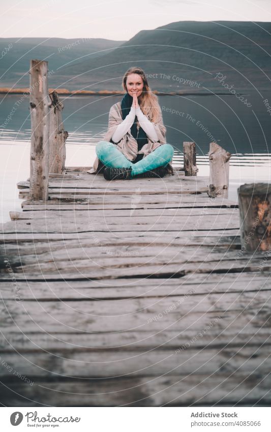 Frau auf Pier in der Nähe von wunderschönen See Dock Wasser Hügel erstaunlich Ufer Oberfläche wunderbar Küste Himmel jung Natur Berge u. Gebirge wandern