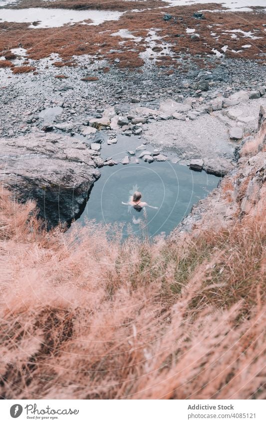 Frau im Teich in der Nähe des Hügels am Ufer Klippe Wasser aussruhen Küste Stein jung MEER Felsen Sommer Erholung Gesundheit Natur Freizeit Lifestyle