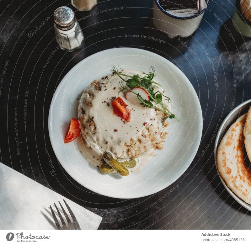 arabisches Gericht mit Fleisch und Gemüse Lebensmittel Mittagessen Beilage Reis Zwiebel Kurkuma lecker Seite Abendessen gekocht Mitte Nahaufnahme Koriander Senf