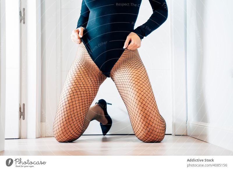Verführerische Frau im Bodysuit verführerisch Gesäß Netzstrümpfe Strumpfhose erotisch Stil Erwachsener sinnlich provokant Esel sexy Glamour trendy Mode Dessous