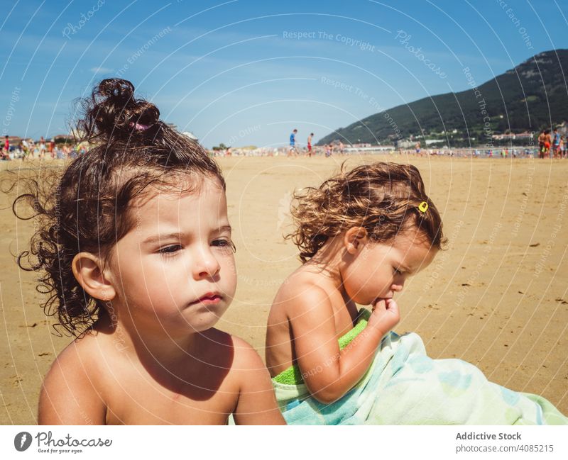 Porträt von kleinen Mädchen am Strand wenig Kind melancholisch im Freien Natur Sand Menschen Glück Sommer Wasser Lifestyle Fröhlichkeit Freude Urlaub Kindheit