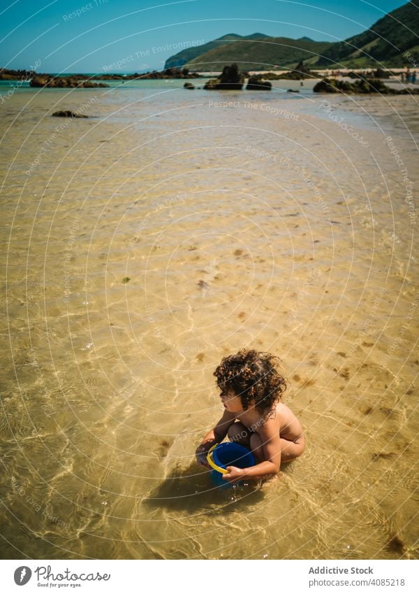 Kleines Mädchen baut eine Sandburg Gebäude Burg oder Schloss Strand Kind wenig Sommer niedlich Kinder Spielzeug tropisch Glück Wasser Urlaub Meer Malediven