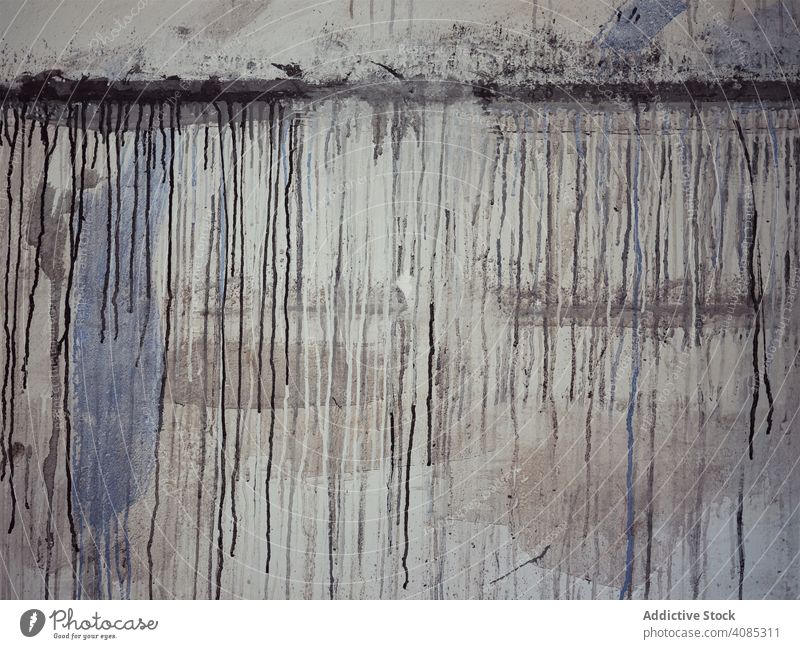 Schmuddelige Betonwand in der Werkstatt Wand schäbig Verschüttungen Farbe Künstler Oberfläche rau verwittert Schlamassel dreckig Zement grau Konstruktion