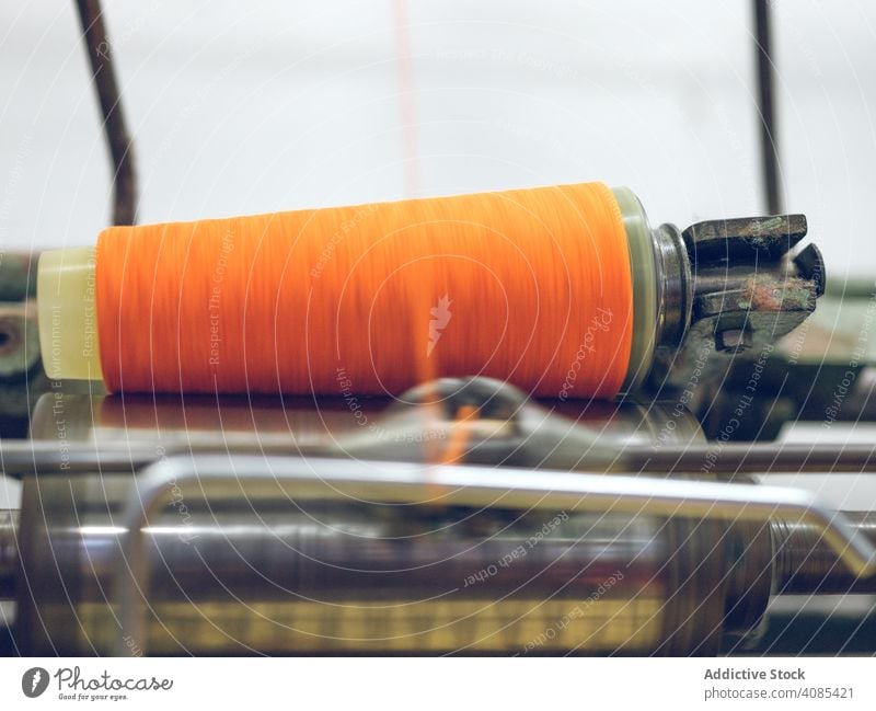 Maschine zum Aufwickeln des Fadens auf die Spule Faser taumelnd Baumwolle Industrie Fabrik orange Herstellung Material Gewebe Inszenierung Gerät Bekleidung