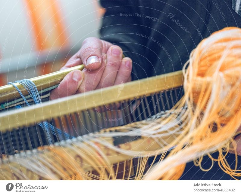 Crop-Weber bei der Arbeit mit Faden Faser Spinning Rahmen hölzern Handwerk handgefertigt alt Stock gekachelt Textil Wolle Baumwolle gealtert schäbig verwittert