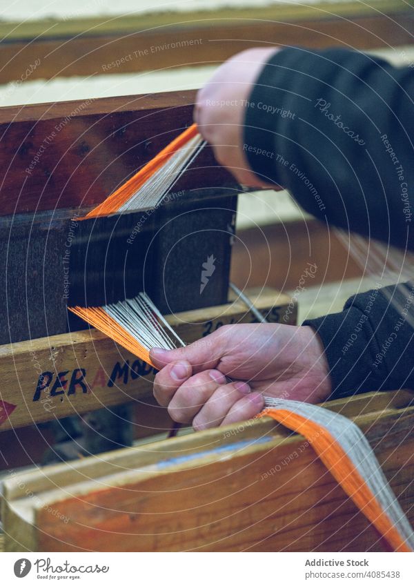 Ernteperson, die mit Gewinde arbeitet Person Weber Faser Spinning Rahmen hölzern Handwerk handgefertigt alt Stock gekachelt Textil Wolle Baumwolle gealtert