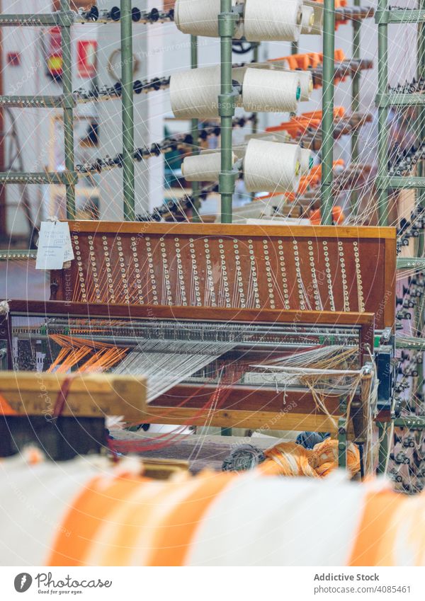 Fadenspulen auf Webstuhl Faser Spulen Industrie Fabrik Sehne Baumwolle Textil Gewebe Maschine Herstellung Schnur Handwerk Garn Stoff orange hell Farbe Material