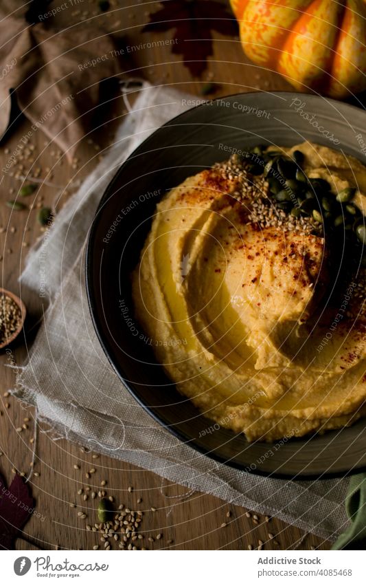 Getrocknete Blätter und Servietten bei Kürbis-Hummus Saatgut Sesam Herbst Tisch getrocknet Stoff Lebensmittel Veganer Gesundheit selbstgemacht Küche rustikal