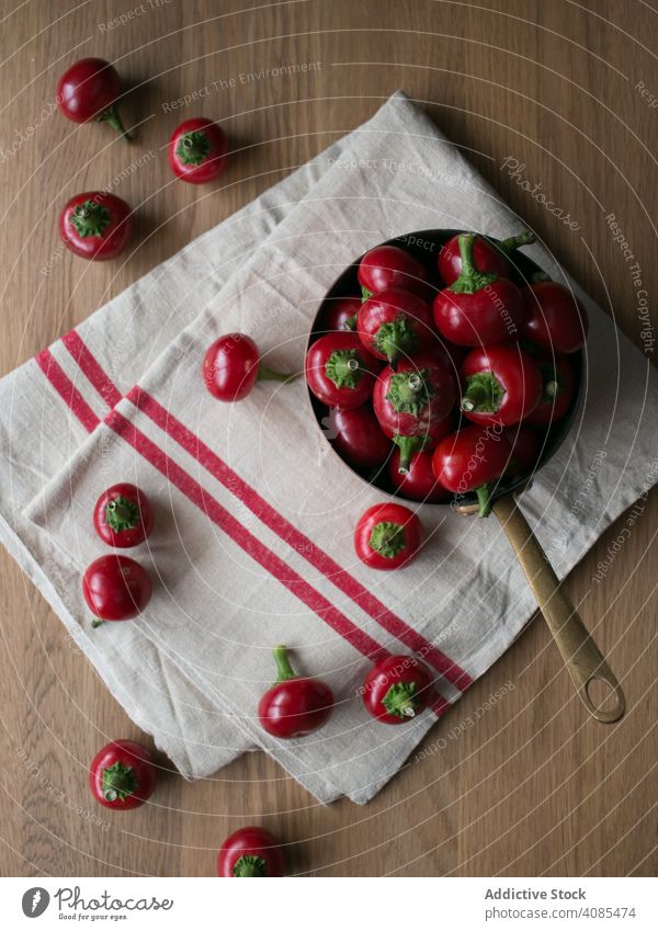 Eingelegte Kirschpaprika bei Serviette und Zweig Glas Pimientos eingelegt Tisch selbstgemacht Küche Essig Würzig Produkt salzig Piment organisch natürlich