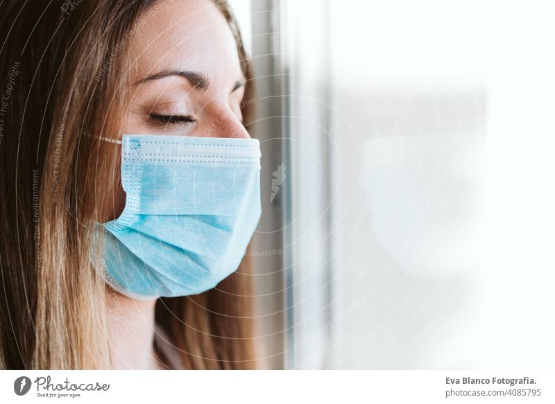 Porträt durch das Fenster des Arztes Frau trägt Schutzmaske und Handschuhe im Innenbereich. Corona Virus Konzept stoppen professionell Corona-Virus Krankenhaus