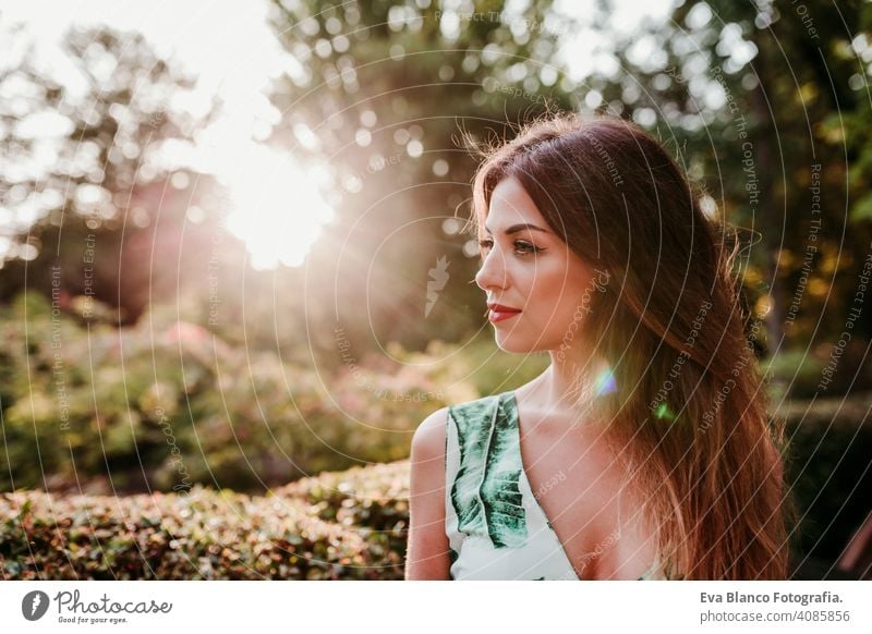 Porträt der schönen blonden jungen Frau lächelnd bei Sonnenuntergang. Glück und Lifestyle-Konzept im Freien Kaukasier Behaarung zahnfarben niedlich Mädchen