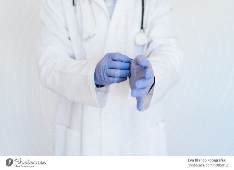 Kaukasischer Arzt mit Schutzhandschuhen. Konzept des chinesischen Corona-Virus. 2019-nCoV Porträt Mann professionell Krankenhaus arbeiten Infektion tragend