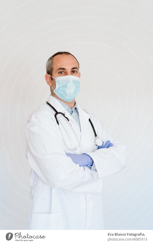 Porträt von kaukasischen Arzt mit Schutzhandschuhen und Maske. Chinesisches Corona-Virus-Konzept. 2019-nCoV Mann professionell Krankenhaus arbeiten Infektion